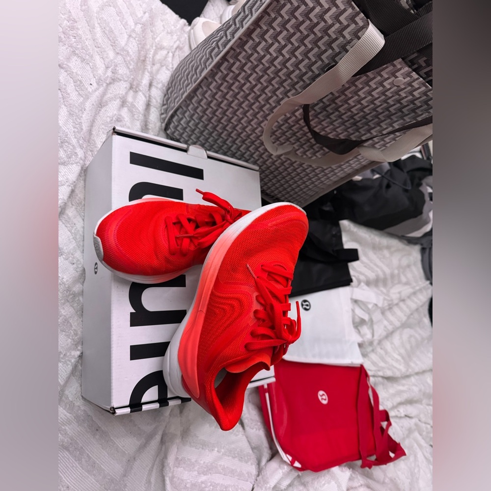 Lululemon blissfeel run 2 size 7 wmns in excellent condition